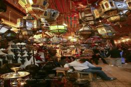 Image du Maroc Professionnelle de  L’heure du thé est sacré au souk Semmarine, une véritable caverne d’Ali Baba à Marrakech, où l’on retrouve principalement des bazars, marchands d'objets qui font la fierté des artisans locaux. Dans ces lieus on éprouve de l’admiration pour ces produits d’artisanats du Maroc, le 15 Novembre 2005.  (Photo / Abdeljalil Bounhar)

 
